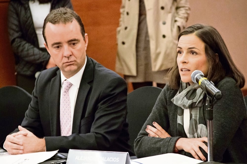 Alejandro Faya, titular de la Unidad de Planeación de la Cofece y Alejandra Palacios, comisionada presidente del órgano regulador, durante la presentación del estudio Transición hacia Mercados Competitivos de Gasolina y Diesel (YADIN XOLALPA. EL UNIVERSA)