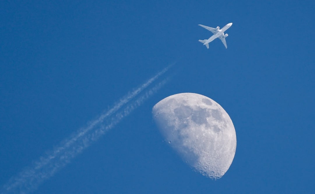 Un avión civil pasa delante de la Luna en Hsinchu, Taiwán, el 29 de diciembre de 2025. China anuncia que realizará simulacros de fuego real en Taiwán el 30 de diciembre. (29/12/25) Foto: EFE