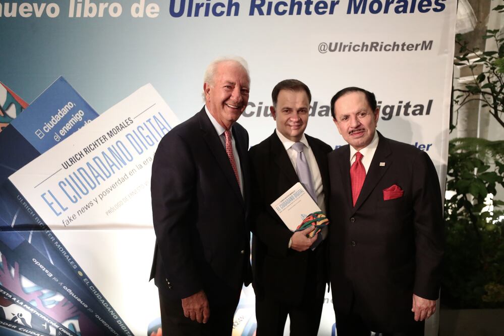 Marcos Fastlicht, Ulrich Richter y el Licenciado Juan Francisco Ealy Ortiz, Presidente Ejecutivo y del Consejo de Administración de EL UNIVERSAL en la presentación del libro (ALEJANDRA LEYVA. EL UNIVERSAL)