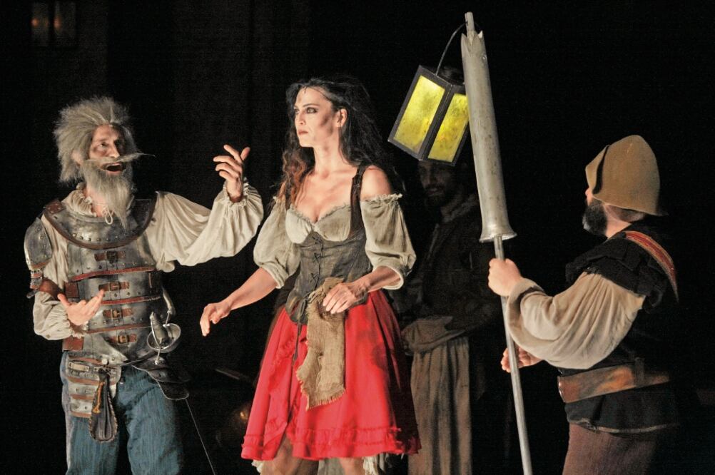 Benny Ibarra (aquí en su papel de El Quijote) felicitó a Lancho (CARLOS MEJÍA. EL UNIVERSAL)