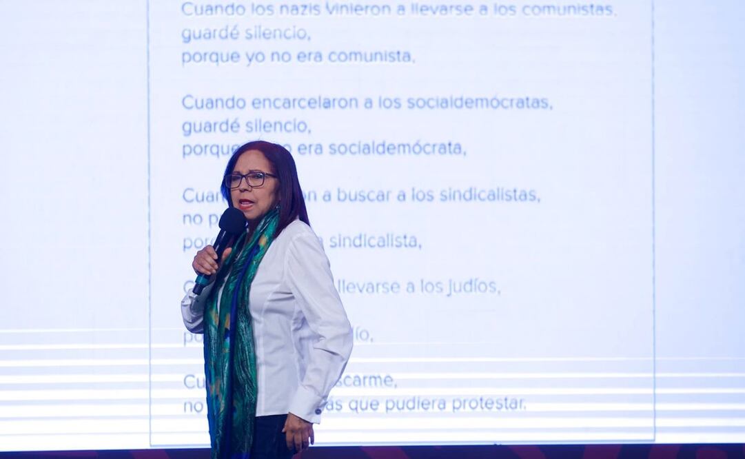 Titular de la SEP, Leticia Ramírez Amaya, muestra en conferencia el poema de Martin Niemöller que aparece en "Un libro sin recetas, para maestras y maestros". Foto: Germán Espinosa/EL UNIVERSAL