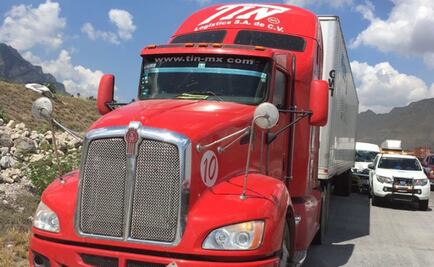 Autobús de pasajeros choca contra tráiler en Monterrey; hay 5 heridos