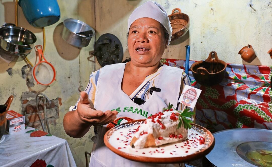 Esperanza García Ramos es cocinera tradicional y dueña de una de las cocinas que ofrecen el “verdadero chile en nogada” en San Andrés Calpan. Afirma que ahí se dan los mejores ingredientes para este manjar de temporada. Foto: Berenice | El Universal