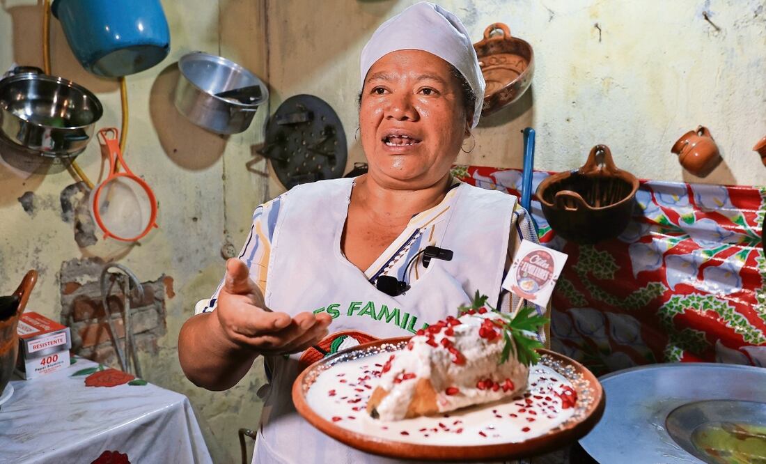 Esperanza García Ramos es cocinera tradicional y dueña de una de las cocinas que ofrecen el “verdadero chile en nogada” en San Andrés Calpan. Afirma que ahí se dan los mejores ingredientes para este manjar de temporada. Foto: Berenice | El Universal