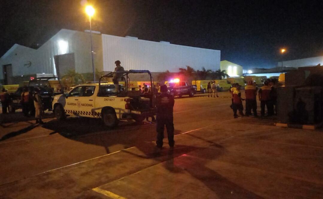 Elementos de la Secretaría de Seguridad y Protección Ciudadana (SSPC), de la Secretaría de la Defensa Nacional (Defensa) y de la Guardia Nacional (GN), con equipos especializados localizaron el paquete sospechoso en una de las bodegas de DHL, ubicada en el Parque Logístico. Foto: Especial