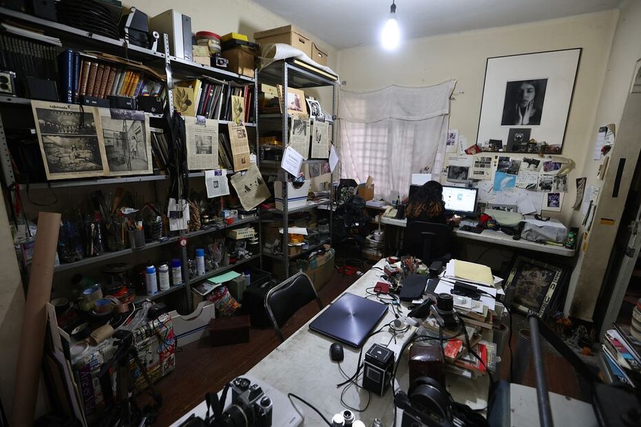 Son tres pisos del edificio Puebla los que ocupa el taller Estudio-Taller Selenium. En el segundo piso, se encuentran los laboratorios de revelado, además de una estancia donde está el equipo fotográfico, manuales y notas periodísticas varias: de su labor, sobre exposiciones y eventos culturales relevantes. Foto: Berenice Fregoso /El Universal