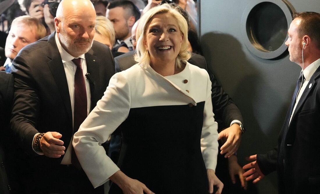 La líder del partido de extrema derecha francés Agrupación Nacional (RN), Marine Le Pen, llega a la noche electoral del partido tras los primeros resultados de la segunda vuelta de las elecciones legislativas francesas, en París. FOTO: DIMITAR DILKOFF. AFP