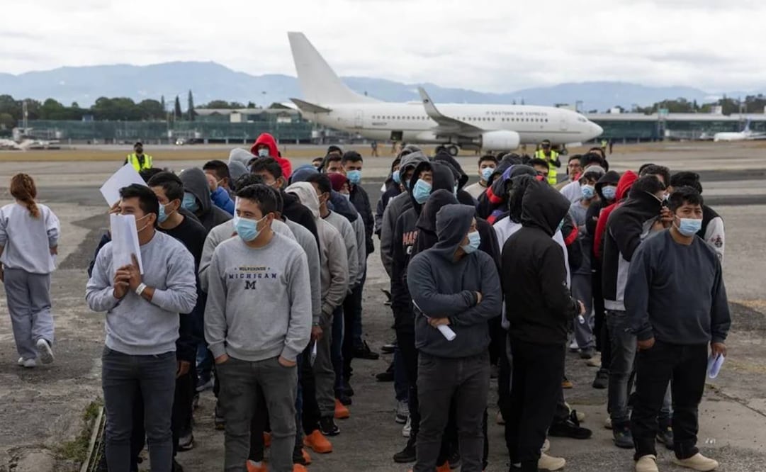 Fotografía de archivo de guatemaltecos esperando en la base de la Fuerza Aérea de Guatemala, durante el primer vuelo de deportados enviado por Estados Unidos desde El Paso, Texas, en Ciudad de Guatemala (Guatemala). Foto: EFE