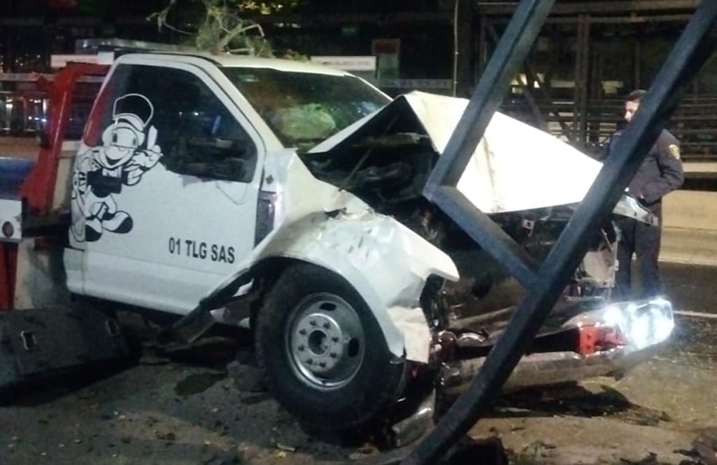 Una grúa se lleva a otra que chocó en Iztapalapa. FOTO: Especial/ EL UNIVERSAL/