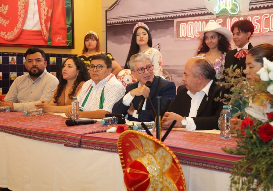 Gerardo López Becerra, presidente de ConComercio Pequeño, explicó que los comercios de la zona están en la incertidumbre, por lo que pidieron a las autoridades locales entablar una mesa de diálogo efectiva con los manifestantes. Foto: Carlos Mejía / EL UNIVERSAL