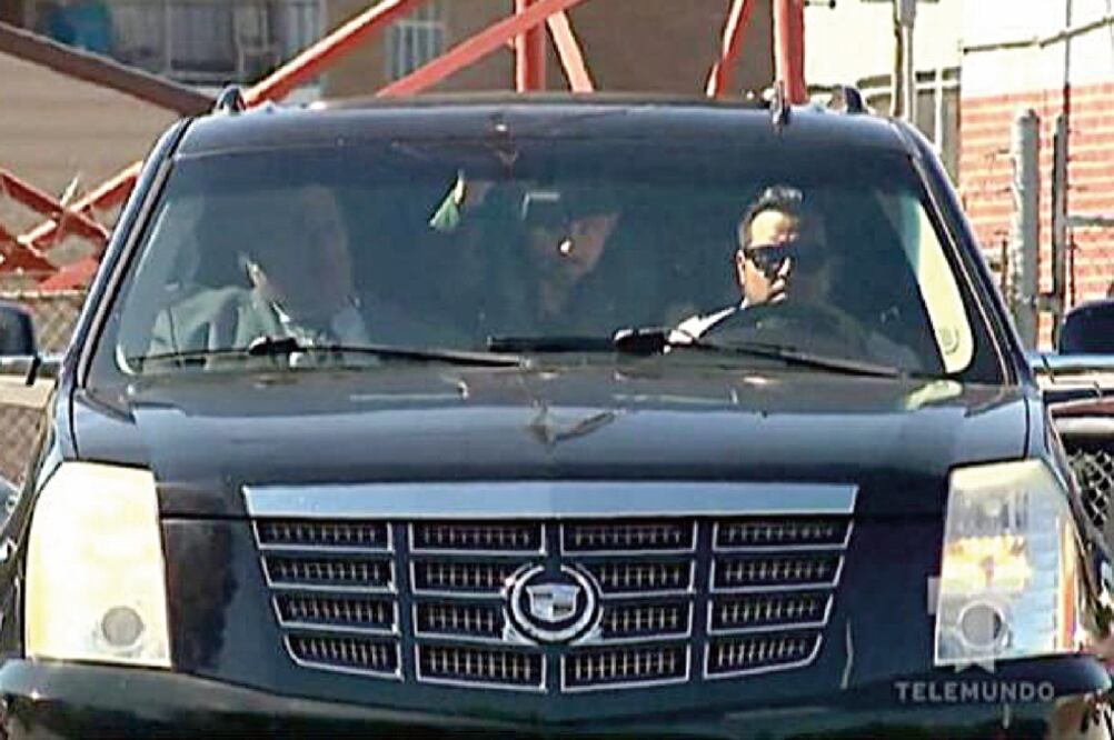 Hernández abandonó la cárcel en un auto negro y alzó la mano para saludar y agradecer a sus fans (TOMADA DEL PORTAL TELEMUNDO)