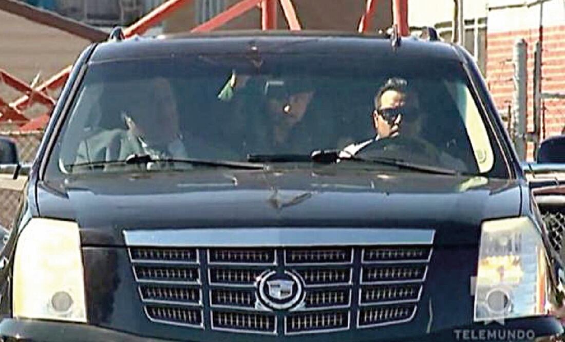 Hernández abandonó la cárcel en un auto negro y alzó la mano para saludar y agradecer a sus fans (TOMADA DEL PORTAL TELEMUNDO)