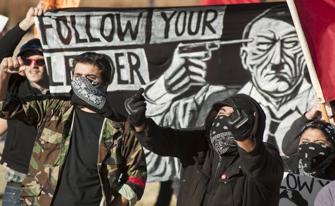 Men and women shout and gesture while protesting to rally by members affiliated with the Ku Klux Klan and the National Socialist Movement outside a courthouse in Rockwall, Texas - Photo:Johnny Milano/REUTERS
