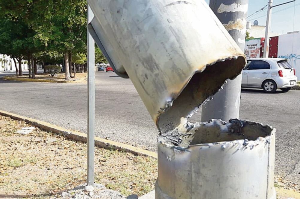 Imagen de uno de los postes —que soportaban una de las videocámaras de seg u r i d ad— que fueron afectados con el uso de sopletes. (JAVIER CABRERA. EL UNIVERSAL)