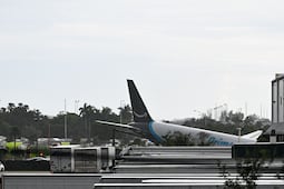 Avión de Amazon se sale de la pista al aterrizar en Miami y termina en llamas