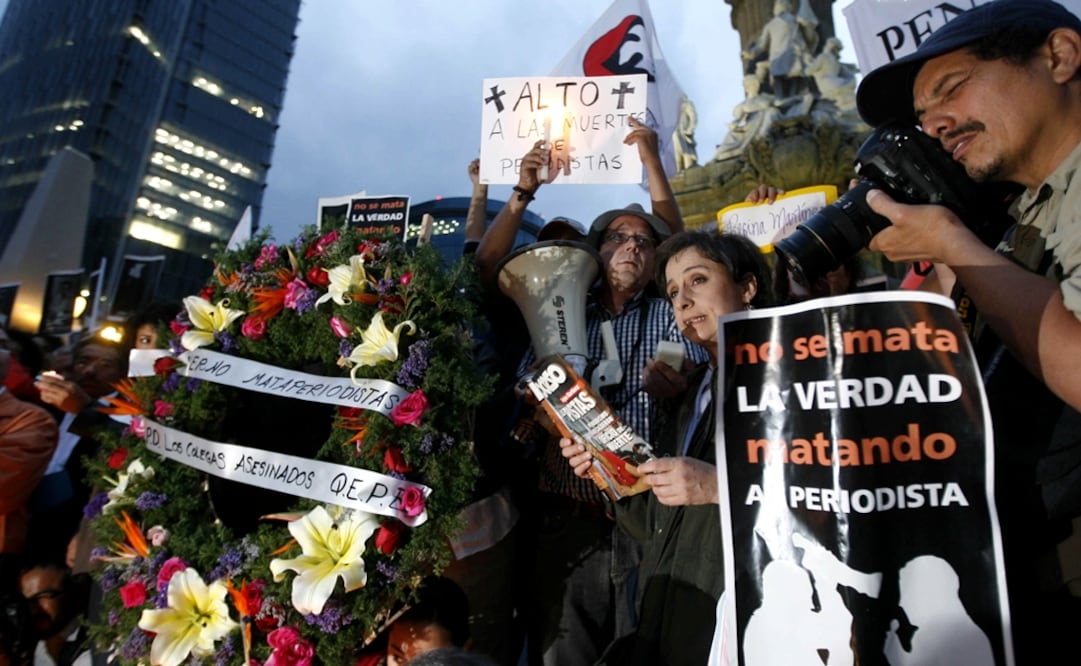 Dozens of journalists participate in a protest against the murder of journalists in he state of Veracruz in 2012 - Photo: Sáshenka Gutiérrez/EFE