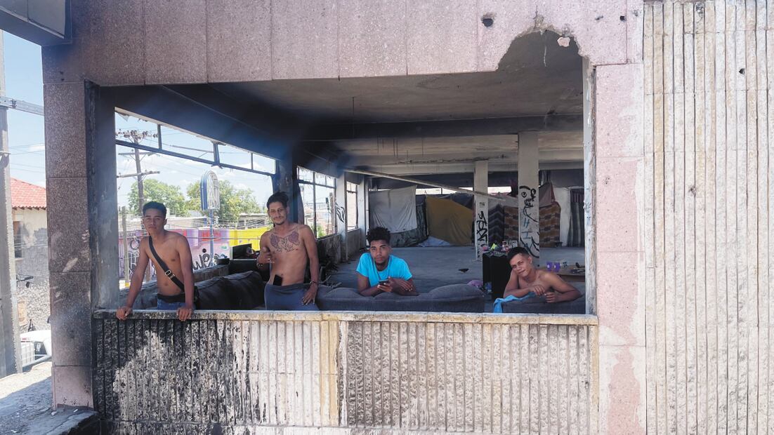 Los extranjeros se refugian en lugares sin luz y buscando encontrar agua, incluso trata de dormir a la intemperie o en sitios ventilados. Foto: Paola Gamboa/EL UNIVERSAL