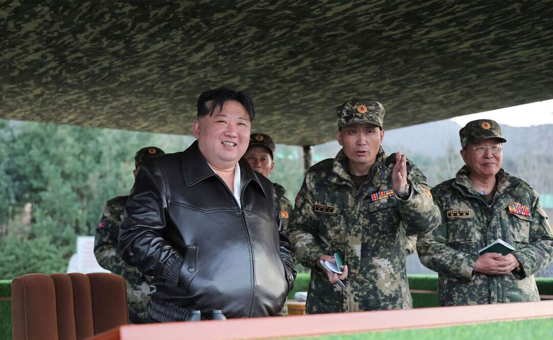 El líder norcoreano Kim Jong Un inspeccionando el entrenamiento del Primer Regimiento de Infantería Blindado de Tanques, que está bajo el control directo. de la 105.ª División de Tanques de la Guardia Ryu Kyong Su de Seúl del Ejército Popular de Corea (KPA) en un lugar no revelado de Corea del Norte.