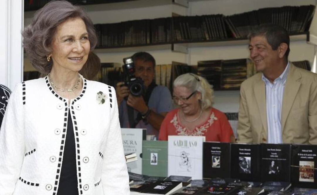 La reina emérita Sofía inauguró el evento; se interesó por un libro sobre los objetos del pintor Joan Miró, pero principalmente por libros de literatura infantil y juvenil. FOTO: Sergio Barrenechea/EFE