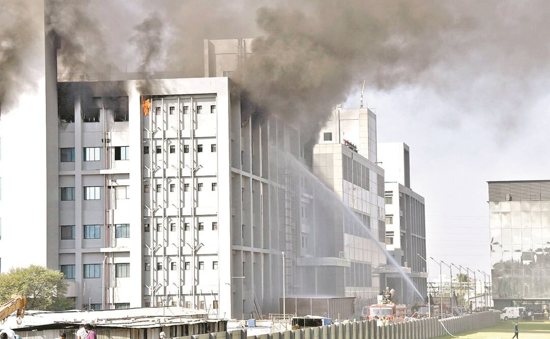 Bomberos recuperaron cinco cuerpos del incendio en el Instituto Serum. Foto: EFE