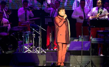 Atienden a Juan Gabriel por lesión en rodilla