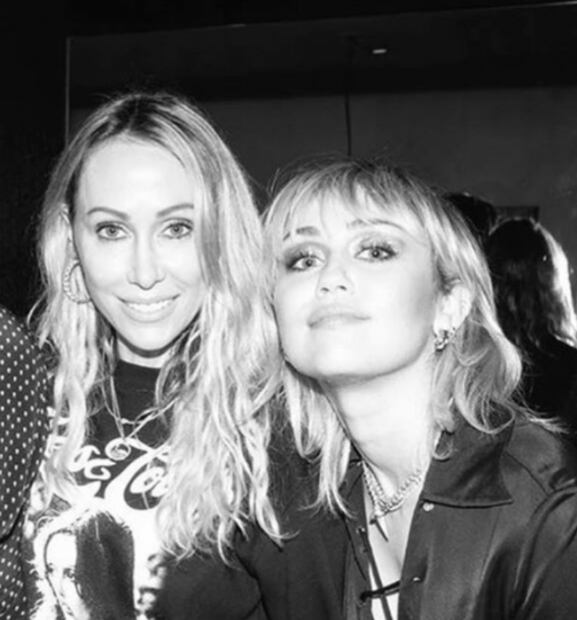 Miley Cyrus renueva su look con un corte pixie a la onda Blondie