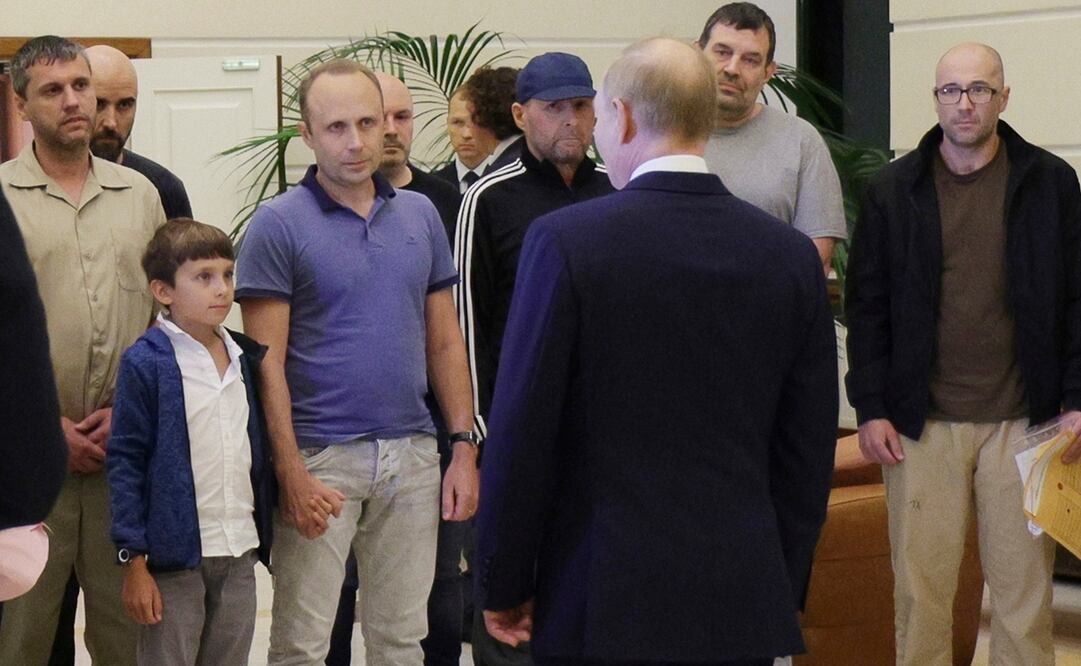 "Quiero felicitarlos por su regreso a la patria", declaró Putin tras darles la bienvenida en el aeropuerto moscovita de Vnukovo. Foto: AP