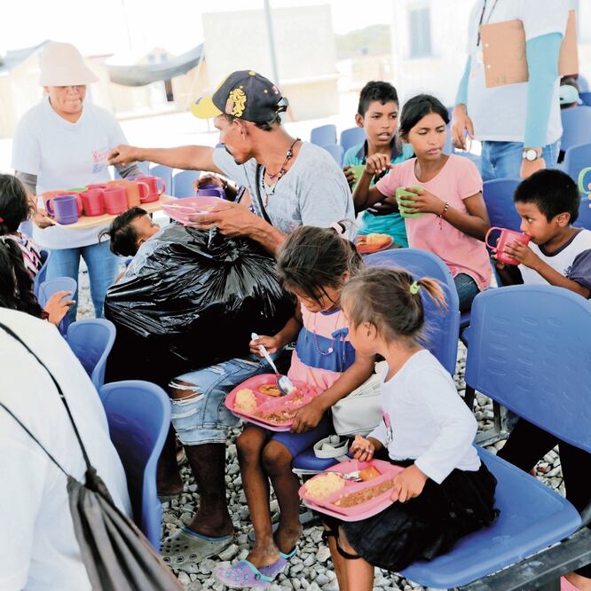 Migrantes venezolanos, en un campo de refugiados de la ONU, en Maicao, Colombia. El gobierno de Nicolás Maduro reabrió ayer su fronteras terrestres con Brasil y también la marítima con Aruba, que fueron cerradas desde febrero pasado. REUTERS