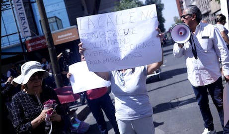 FOTOS: Cierran Bucareli por suspensiones a traslado migrante; exigen reubicación de campamento