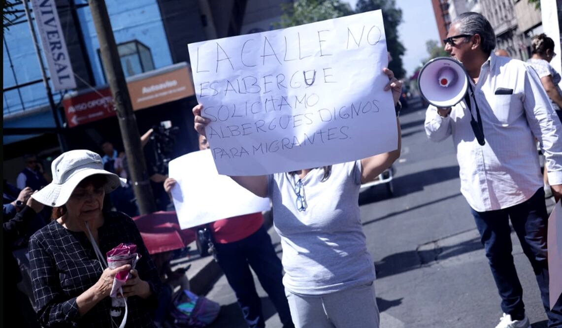 Vecinos de la colonia Vallejo, cierran Bucareli esquina con Reforma, acusaron al Instituto Federal de la Defensoría Pública de impedir la reubicación del campamento migrante asentado en su colonia, el jueves 15 de mayo de 2025. Foto: Fernanda Rojas/EL UNIVERSAL