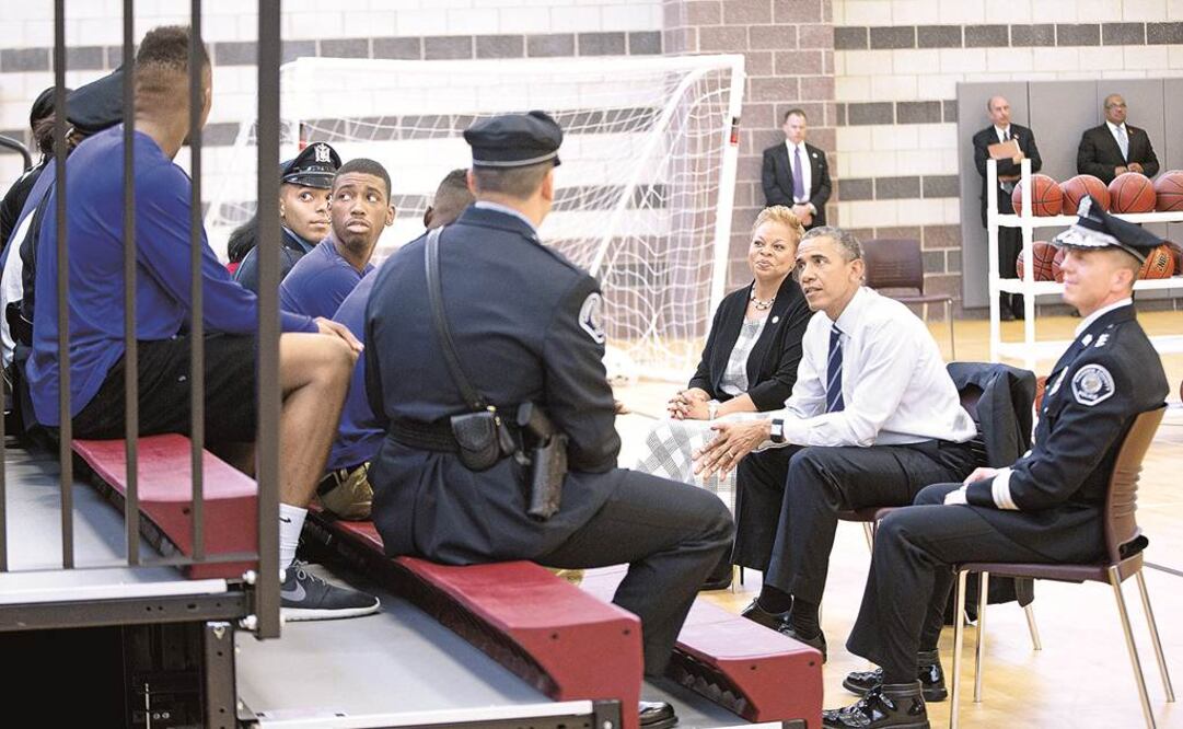 El presidente Barack Obama se reunió ayer con oficiales locales y  con  jóvenes  de la comunidad de Camden, en un centro comunitario de la localidad, en Nueva Jersey.