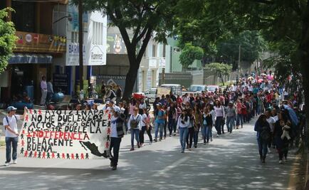 Normalistas marchan en Oaxaca por 2 de octubre