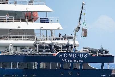 Crucero afectado por hantavirus zarpa rumbo a Países Bajos; evacúan a 125 pasajeros y tripulantes en Tenerife