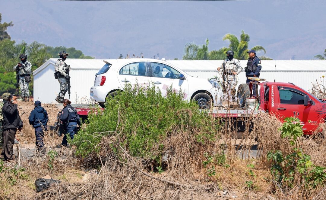 Dos de los tres cuerpos hallados estaban en la zona de pasajeros y uno en la cajuela. Foto: Axel Sánchez / EL UNIVERSAL