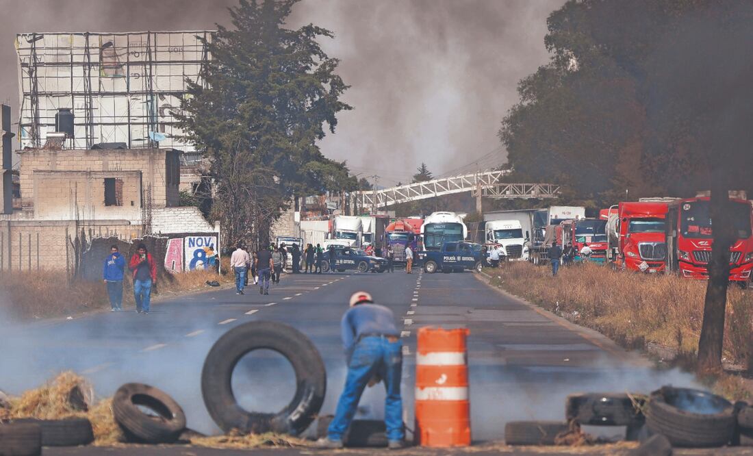 Manifestantes provocaron un incendio con madera, piedras y pasto para bloquear el paso. (21/01/2025) Foto: Arturo Hernández / El Universal