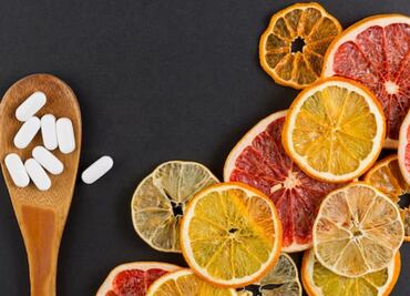 Esta es la fruta colmada de vitamina C que no debes mezclar con medicamentos