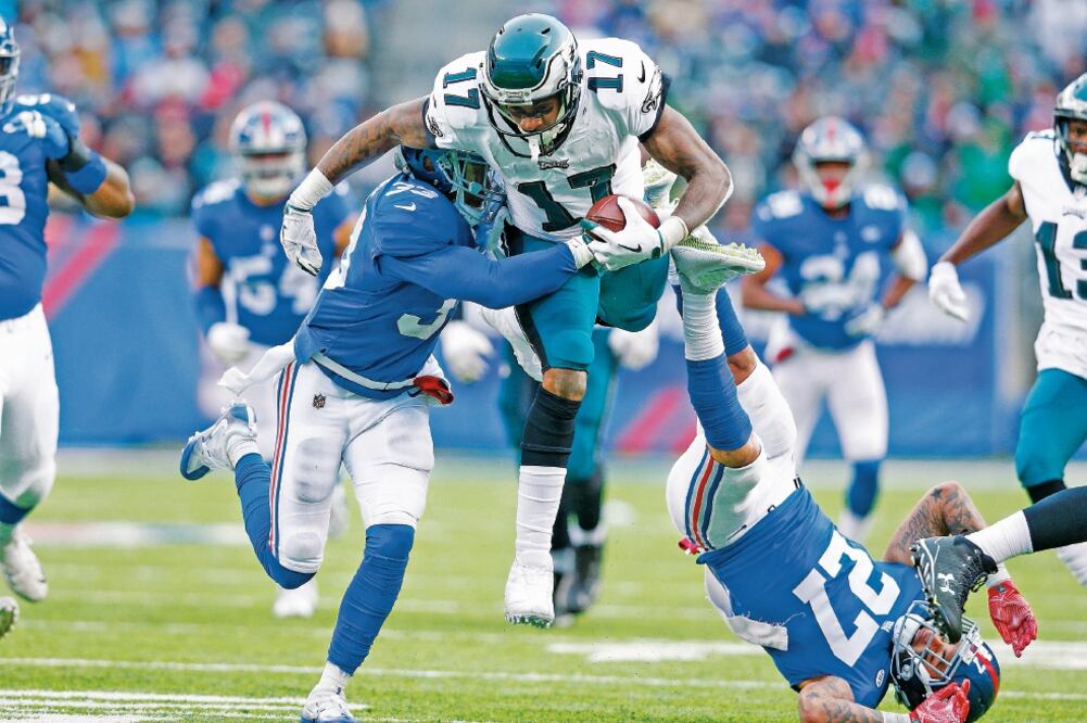 Jeffery (arriba) es receptor; Gilmore, cornerback (FOTOS: USA TODAY SPORTS Y AP)