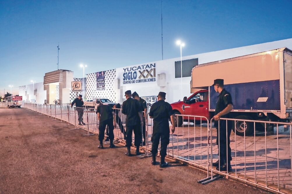 Los elementos de seguridad desplegados por la SSP en el Gran Museo del Mundo Maya serán los responsables de acordonar el área y dirigir el tráfico vehícular durante el encuentro de los candidatos. Foto: GERMAN ESPINOSA. EL UNIVERSAL