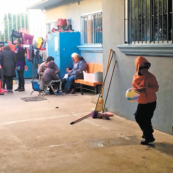 Los solicitantes de asilo en EU se registran en una lista de espera de la garita El Chaparral , que posteriormente se entrega al Grupo Beta. GABRIELA MARTÍNEZ. EL UNIVERSAL