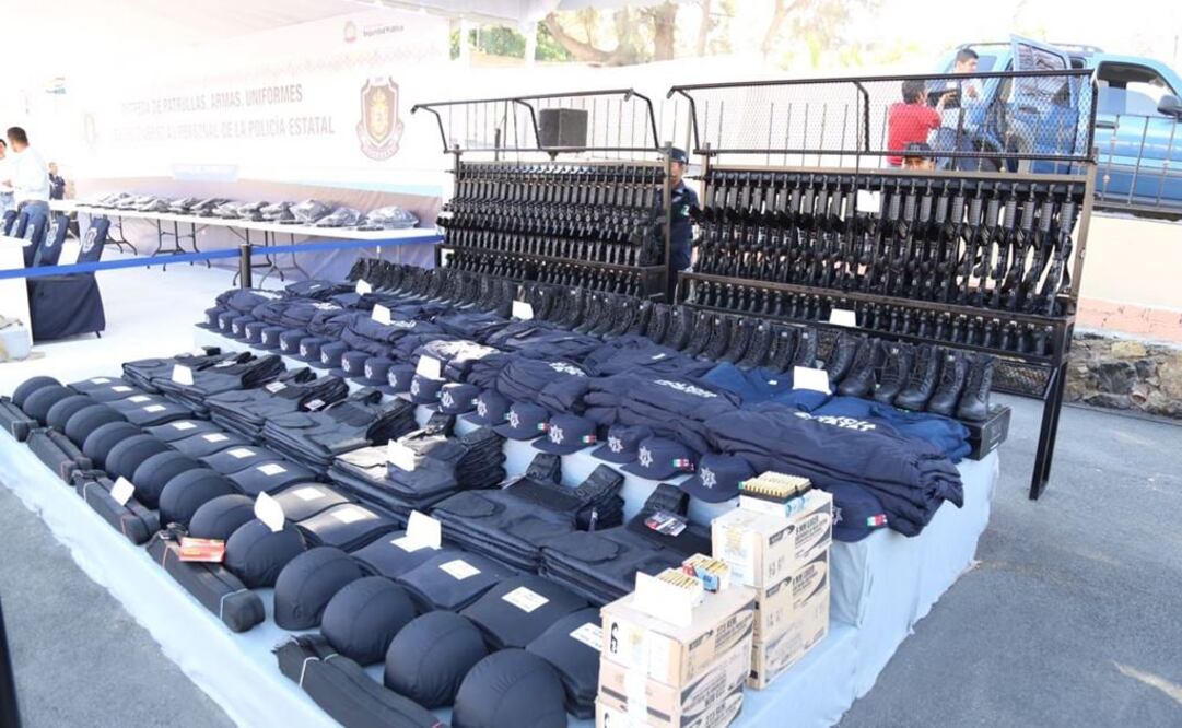 Astudillo entregó uniformes, equipo y vehículos a los elementos estatales. Foto: Especial.