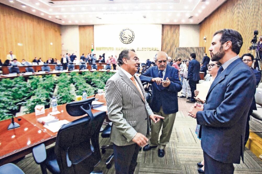 Para el primer año del programa el INE proyectó la credencialización de al menos 500 mil mexicanos en el extranjero. (ARCHIVO. EL UNIVERSAL)