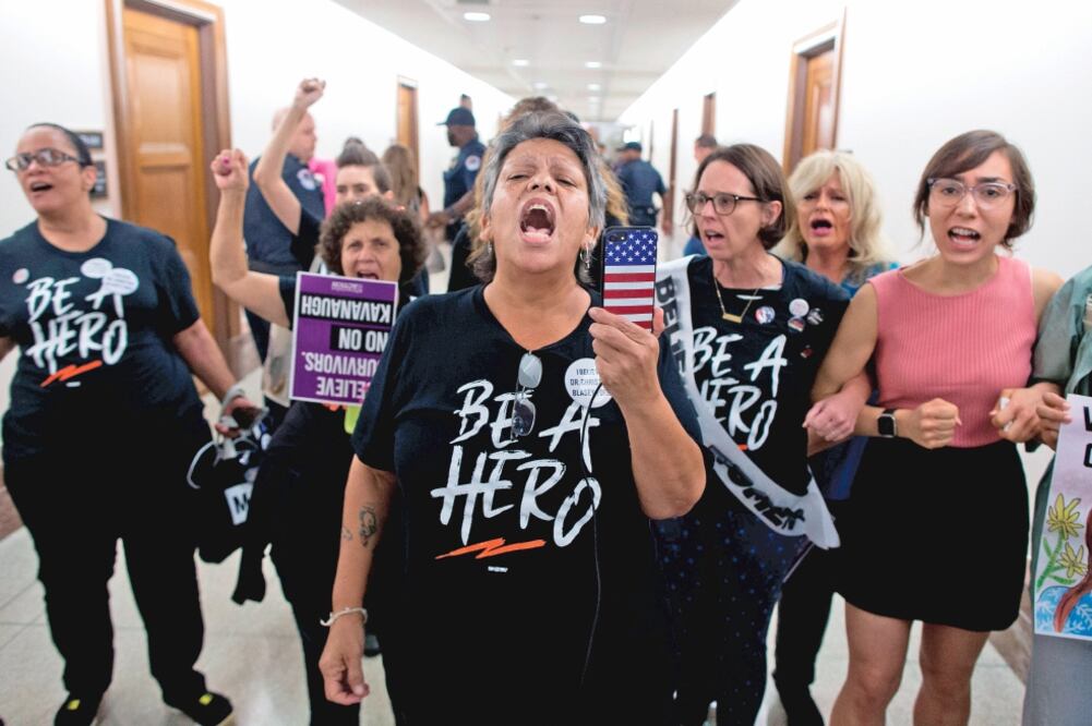 Manifestantes protestaron ayer contra el candidato al tribunal Supremo, Brett Kavanaugh, en el Capitolio. Foto: MICHAEL REYNOLDS. EFE