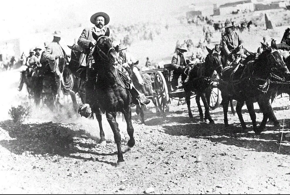 En la imagen, Pancho Villa está probablemente montando su legendaria Siete Leguas, yegua que ya inspiró tequilas y corridos. Crédito: Fondo Casasola, Fototeca Nacional, INAH. https://mediateca.inah.gob.mx