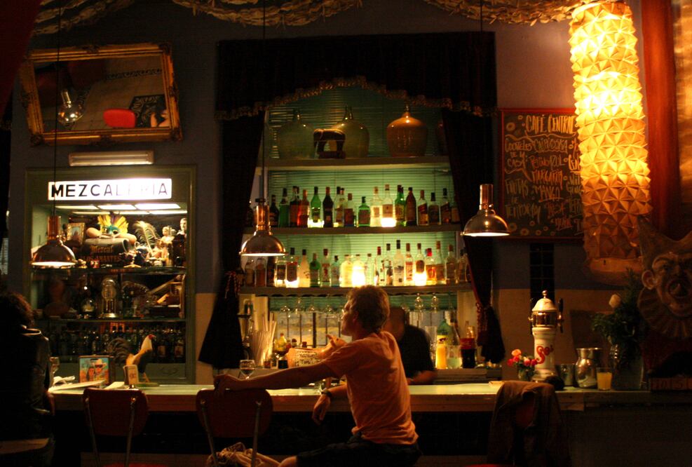 Aventúrate a visitar las mezcalerías del centro histórico. (Foto: Archivo El Universal)