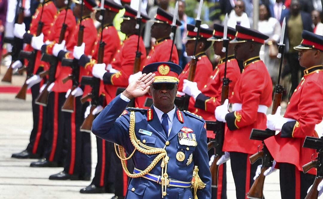 Muere el jefe del Estado Mayor de las Fuerzas Armadas de Kenia, general Francis Omondi Ogolla. Foto: AFP