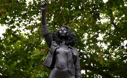 Colocan estatua de manifestante contra el racismo en Reino Unido