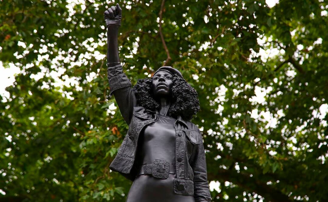 La pieza, titulada “A Surge of Power (Jen Reid)”, se colocó antes del amanecer del miércoles sin la aprobación de las autoridades municipales (Fotos: AFP)