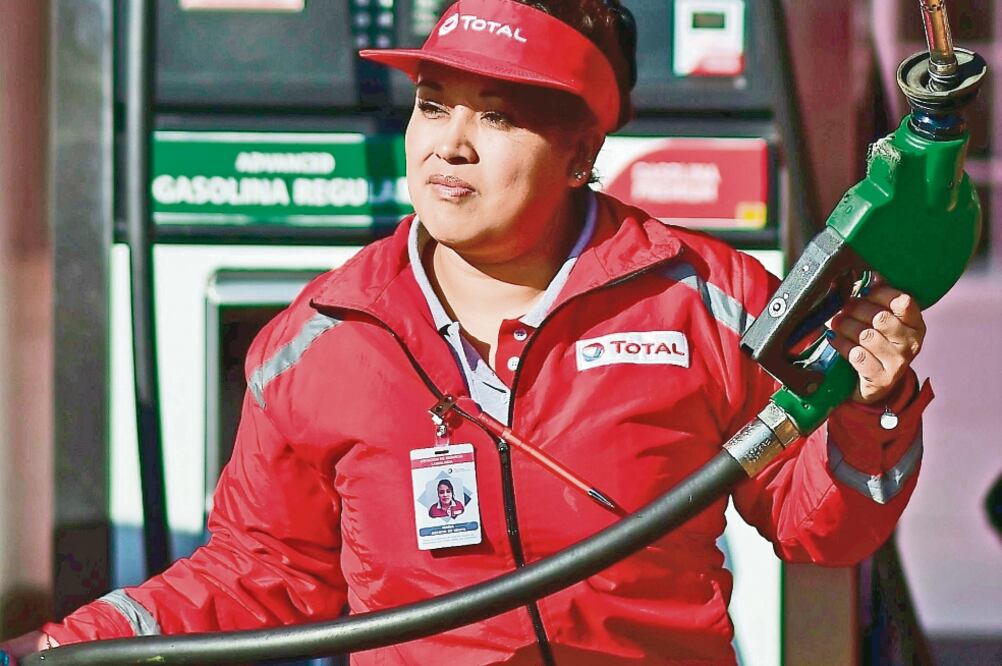 Al iniciar operaciones en México ayer, la firma francesa anunció que pretende abrir 250 gasolineras más en el país, 100 en el presenta año y el resto en 2019, e indicó que analiza traer el combustible desde el extranjero (RONALDO SCHEMIDT. AFP)