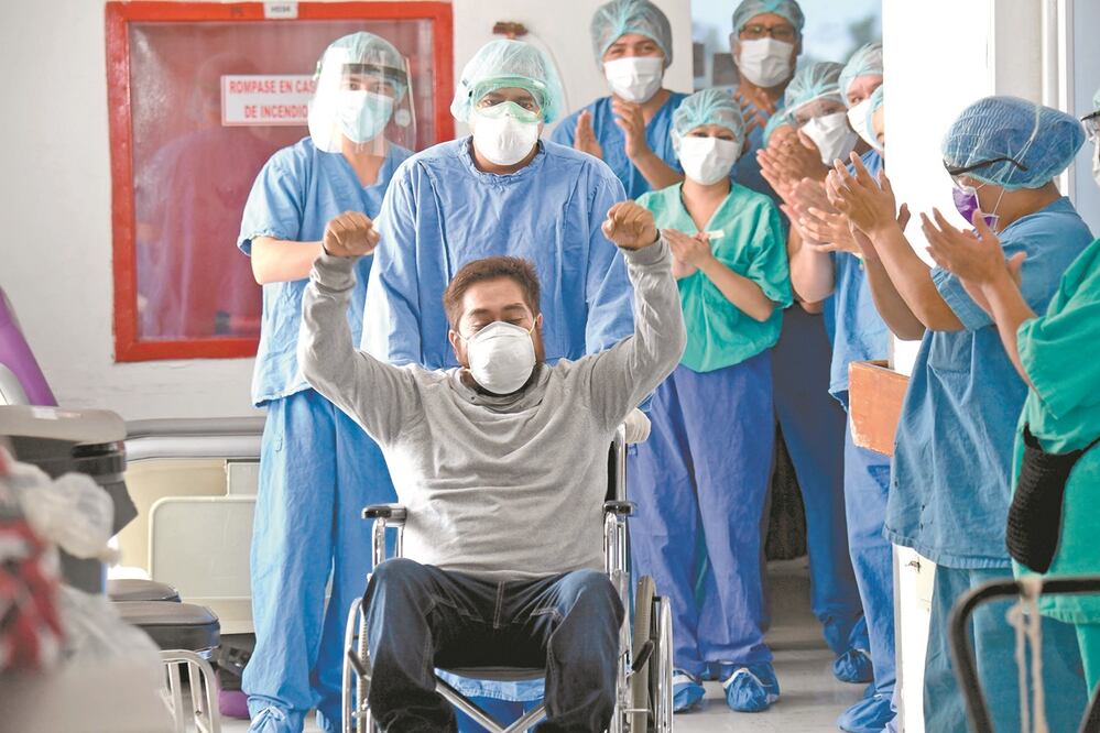 José Luis dice que se mantuvo animado durante su hospitalización gracias a que pudo comunicarse con sus familiares a través de videollamadas. Fotos: Armando Martínez. El Universal
