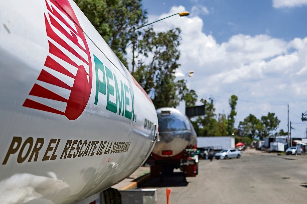 El hallazgo de tomas clandestinas en colonias cercanas al AICM habla de un mercado muy sofisticado, opinan. Foto: de Hugo Salvador. El Universal